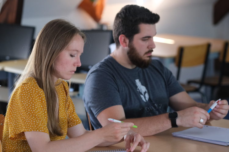 deux étudiant qui écoutent les cours